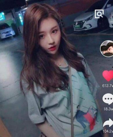 吃瓜爆料抖音网红电梯女,揭秘电梯女生吃瓜爆料背后的真相”  第1张