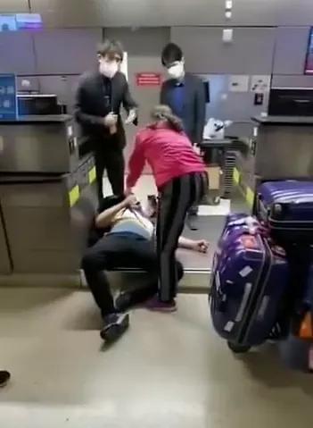 华人登机爆料视频真实,真实还原航班惊险瞬间